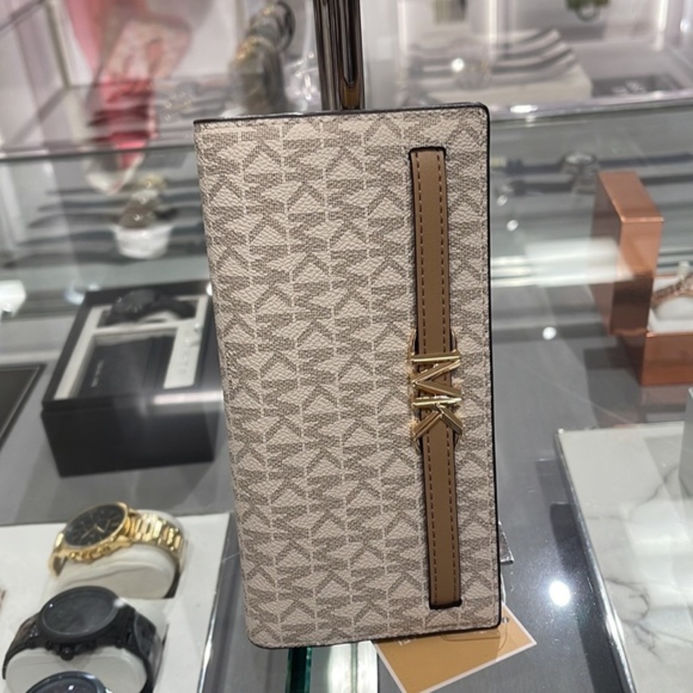 MICHAEL KORS
Reed Large Snap Signature Wallet
Style: 35S3G6RE3B
Camel Multi 
NWT